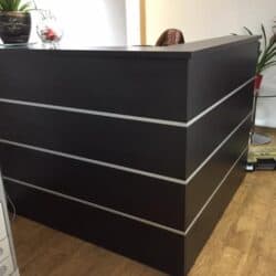 דלפק קבלה מעוצב פינתי פסים דלפק קבלה מעוצב פינתי פסים